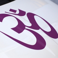 Om Zeichen in 5 Variationen als Wandtattoo oder wie hier auf dem Auto als Aufkleber vorne
