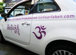 Om Zeichen als Autoaufkleber in der Farbe Pflaume
