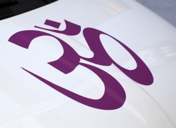 Om Zeichen in 5 Variationen als Wandtattoo oder wie hier auf dem Auto als Aufkleber vorne