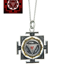 Kali Yantra Anhänger eckig silber mit dunkelrotem glatt geschliffenem Stein
