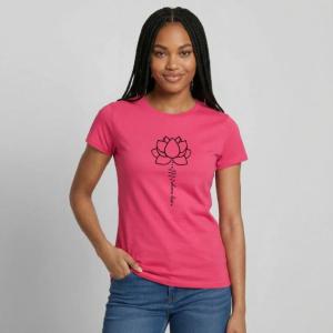 ein-zeitloses-design-mit-starker-message-der-schwarze-lotus-steht-fuer-kraft-und-tiefe-mit-dem-positiven-schriftzug-fuer-liebe-ein-ikonischer-look-fue-2