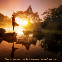 Wandbild Yogini in wundervoller Naturlandschhaft