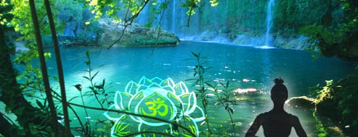 Lotusblüte mit Om Zeichen und Yogi am See