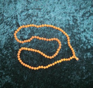 Die Rudraksha Malas, hier eine 80cm lange Gebetsketten mit 108 Perlen stammen aus dem Himalaya. Rudraksha-Perlen wachsen an Bäumen und gelten als heilige Früchte.