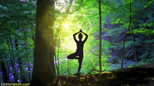 Baum Vrikshasana Yogi Waldmotiv mit *Saat des Lebens* 1920x1080px