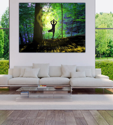 VRIKSHASANA IM WALD MIT BLUME DES LEBENS