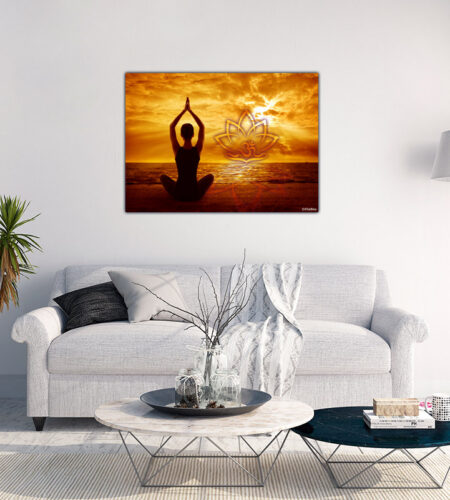 FOTOPRODUKT YOGA ASANA LOTUSSITZ MIT LOTUS ONFIRE SYMBOL IM SONNENLICHT