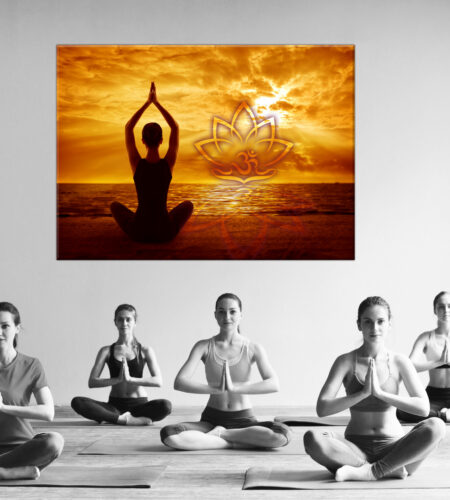 YOGA ASANA LOTUSSITZ MIT LOTUS ONFIRE SYMBOL IM SONNENLICHT