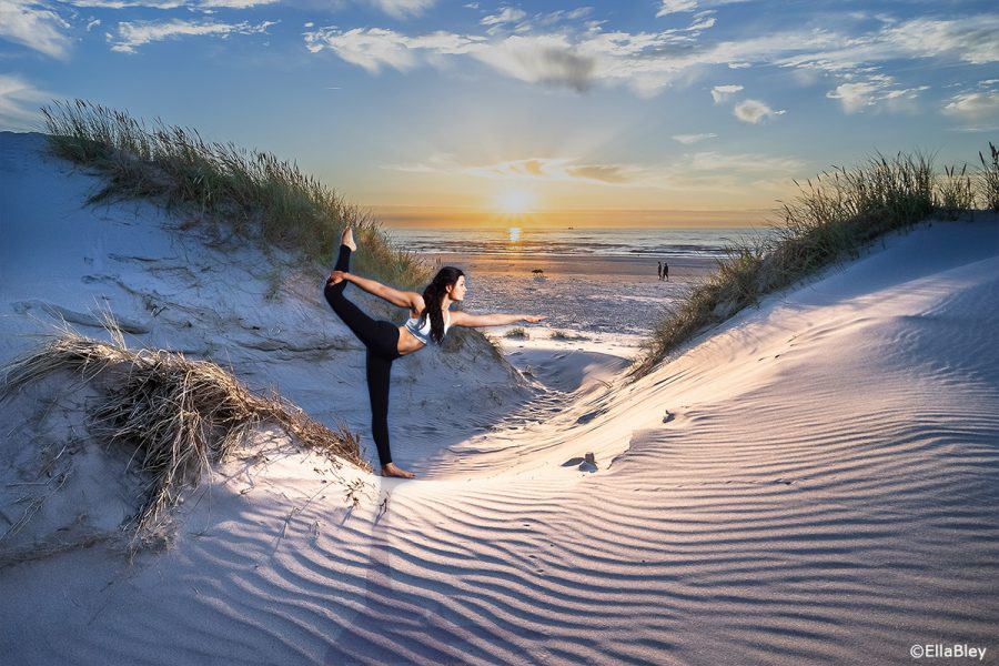 Yoga Taenzerin in Düne am Meer